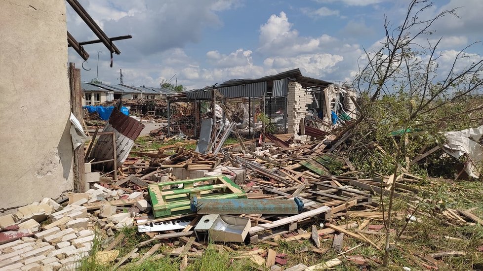 Tornádem poničené Mikulčice v pátek 25. června ráno. Lidé s hrůzou sledují, co přírodní živel napáchal.