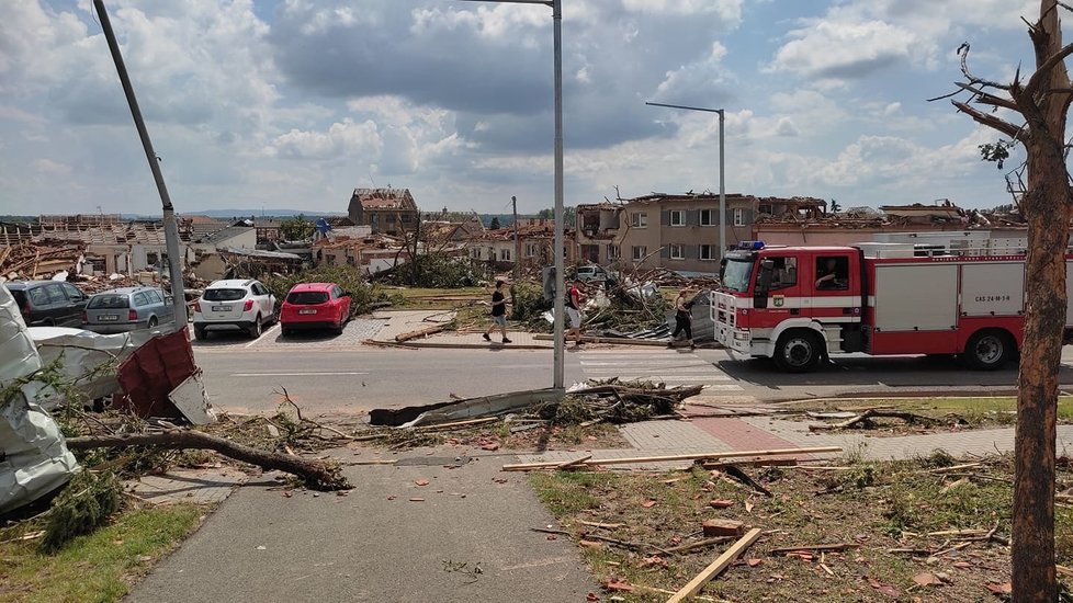 Tornádem poničené Mikulčice v pátek 25. června ráno. Lidé s hrůzou sledují, co přírodní živel napáchal.