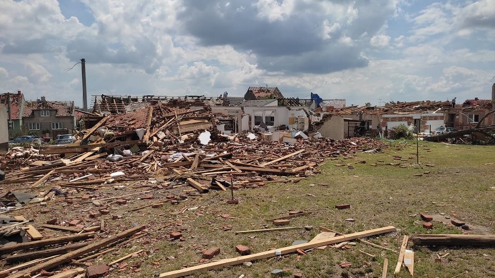 Tornádem poničené Mikulčice v pátek 25. června ráno. Lidé s hrůzou sledují, co přírodní živel napáchal.