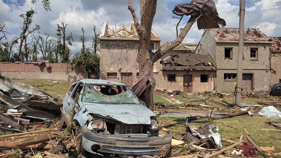 Tornádem poničené Mikulčice v pátek 25. června ráno. Lidé s hrůzou sledují, co přírodní živel napáchal.