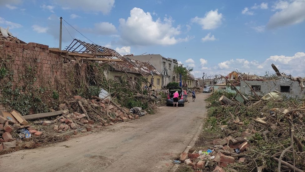 Tornádem poničené Mikulčice v pátek 25. června ráno. Lidé s hrůzou sledují, co přírodní živel napáchal.