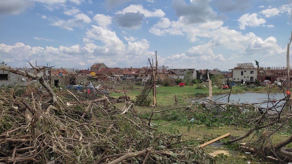 Tornádem poničené Mikulčice v pátek 25. června ráno. Lidé s hrůzou sledují, co přírodní živel napáchal.