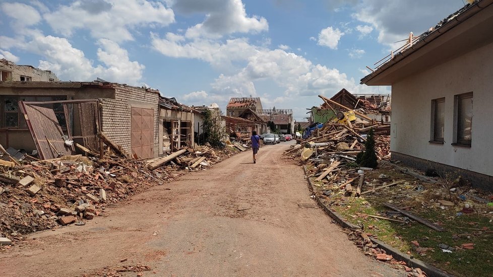 Tornádem poničené Mikulčice v pátek 25. června ráno. Lidé s hrůzou sledují, co přírodní živel napáchal.