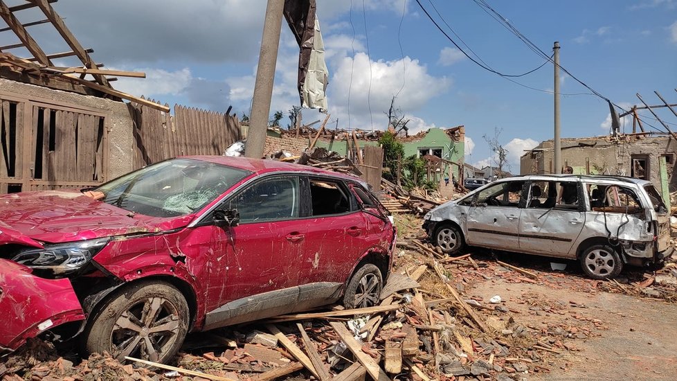 Tornádem poničené Mikulčice v pátek 25. června ráno. Lidé s hrůzou sledují, co přírodní živel napáchal.