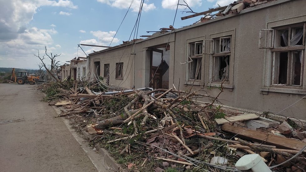 Tornádem poničené Mikulčice v pátek 25. června ráno. Lidé s hrůzou sledují, co přírodní živel napáchal.