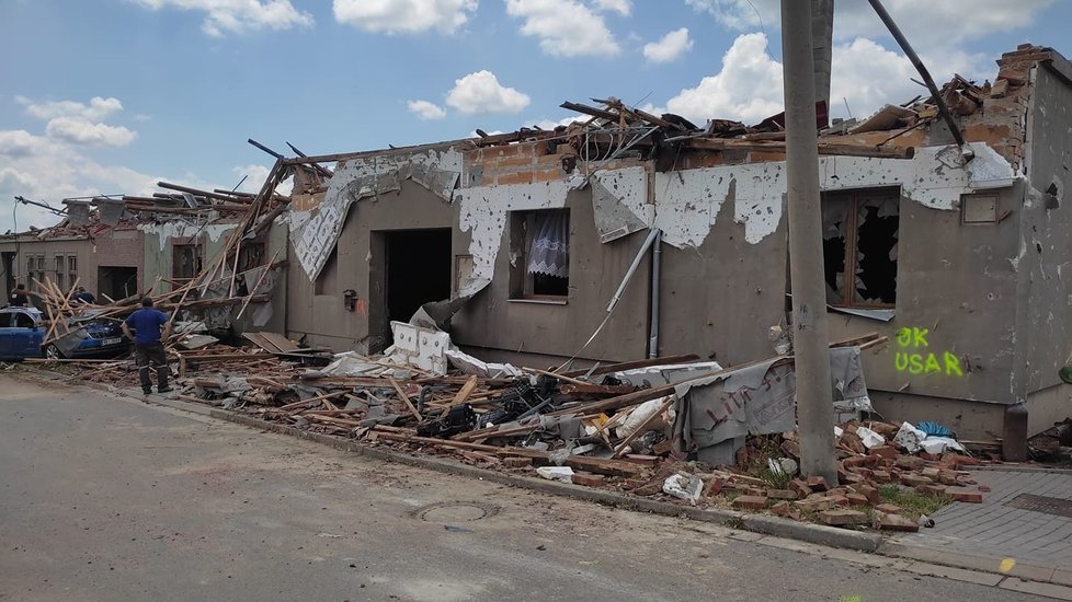 Tornádem poničené Mikulčice v pátek 25. června ráno. Lidé s hrůzou sledují, co přírodní živel napáchal.