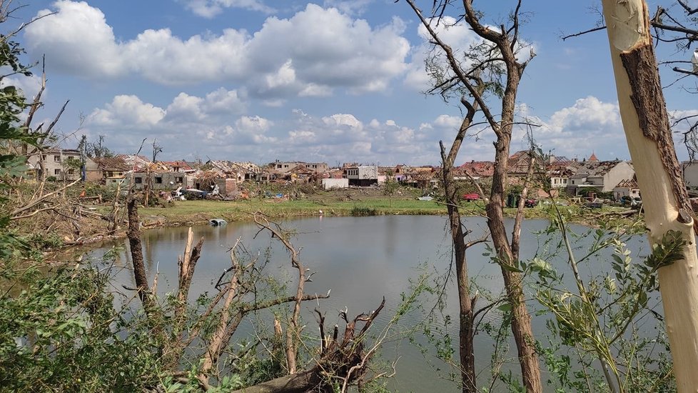 Tornádem poničené Mikulčice v pátek 25. června ráno. Lidé s hrůzou sledují, co přírodní živel napáchal.