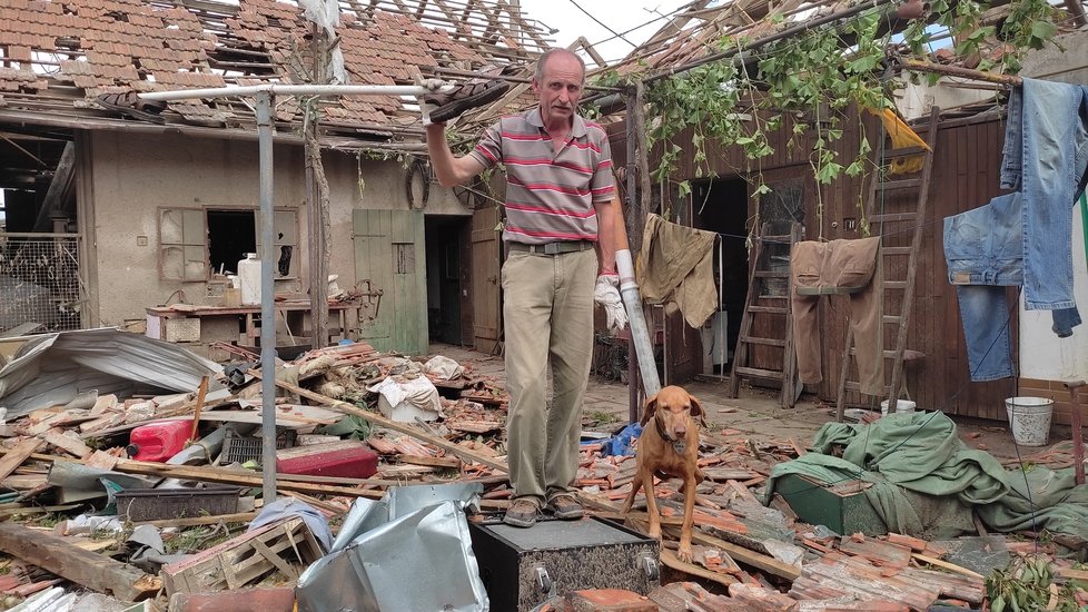 Vít Pavka (56) z Mikulčic se svým maďarský ohařem Girou, dům ve kterém vyrůstal a prožil celý život má zničenou statiku. Bude muset být zbořen.