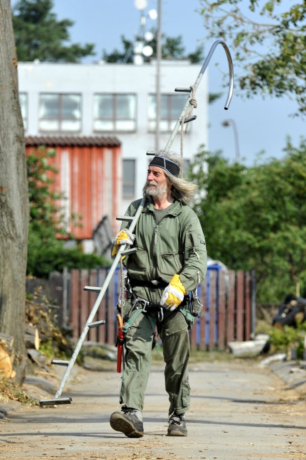 Arborista Milan Jelínek ošetřoval 7. července 2021 na hřbitově v Mikulčicích na Hodonínsku stromy poškozené nedávným tornádem.