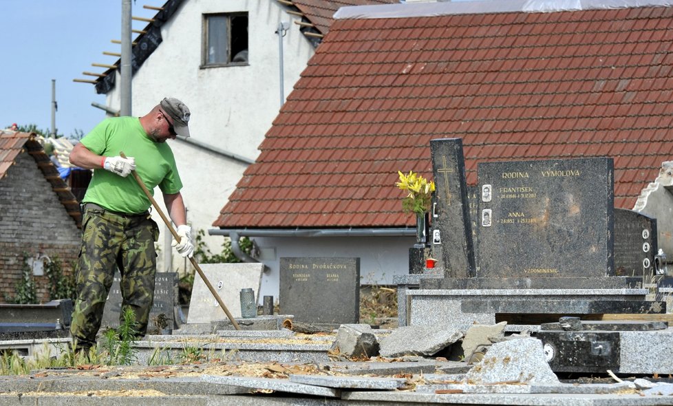 Tornádo značně poničilo i hřbitov v Mikulčicích.
