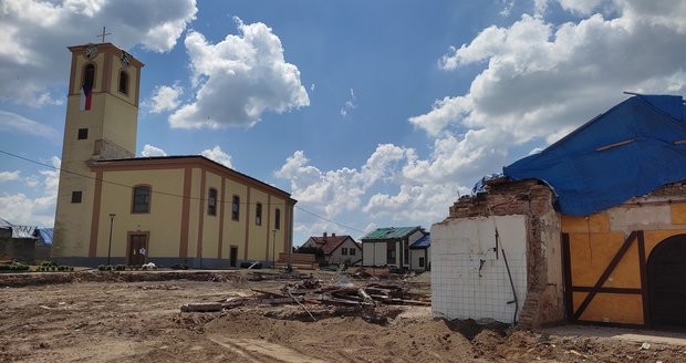 Kostel v Moravské Nové Vsi zhruba tři týdny od tornáda. Okolí je již uklizeno.