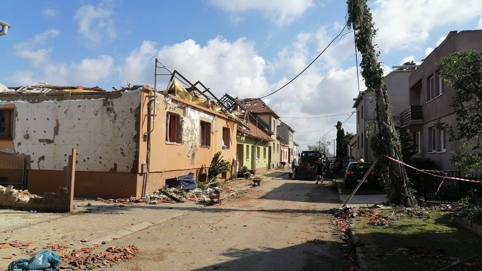 Tornádem poničená Moravská Nová Ves v pátek 25. června ráno. Lidé s hrůzou sledují, co přírodní živel napáchal.