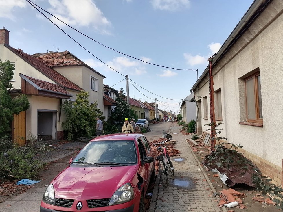 Tornádem poničená Moravská Nová Ves v pátek 25. června ráno. Lidé s hrůzou sledují, co přírodní živel napáchal.