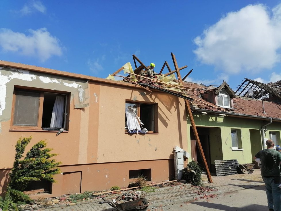 Tornádem poničená Moravská Nová Ves v pátek 25. června ráno. Lidé s hrůzou sledují, co přírodní živel napáchal.