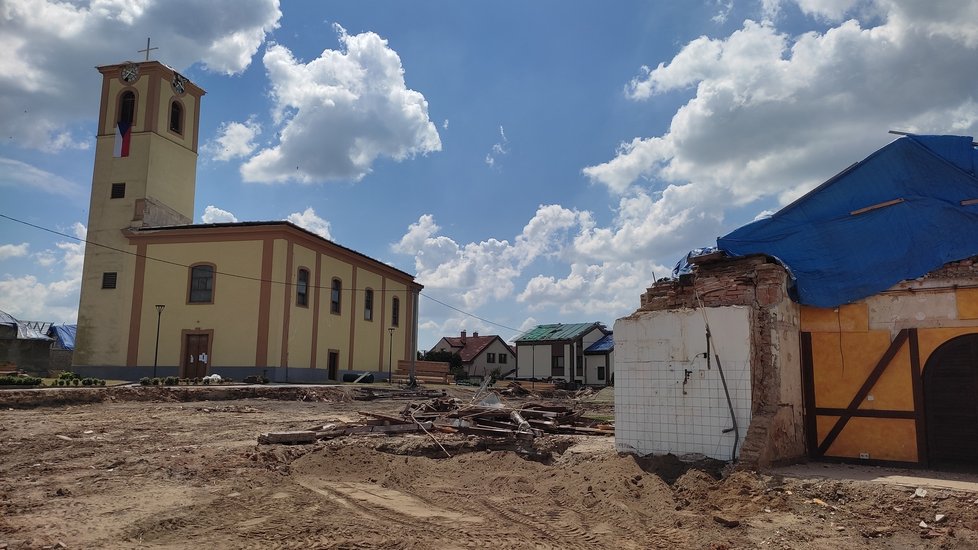 Kostel v Moravské Nové Vsi zhruba tři týdny od tornáda. Okolí je již uklizeno.