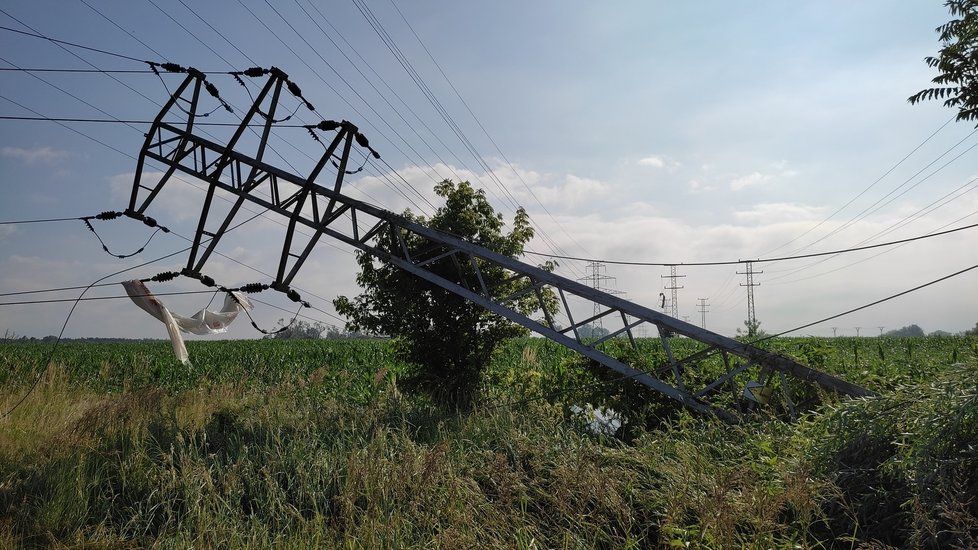 Tady se tornádo zastavilo! Zhruba dva kilometry za Hodonínem směrem na Rohatec. Z lesíku, který tu býval, zbyly jen oholené pahýly. Stožáry vysokého napětí jsou vyvrácené, na drátech jsou namotané plechy, které letěly nejméně dva kilometry...