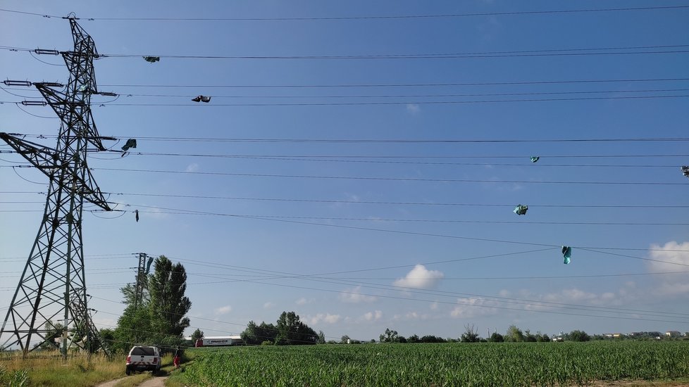 Tady se tornádo zastavilo! Zhruba dva kilometry za Hodonínem směrem na Rohatec. Z lesíku, který tu býval, zbyly jen oholené pahýly. Stožáry vysokého napětí jsou vyvrácené, na drátech jsou namotané plechy, které letěly nejméně dva kilometry...