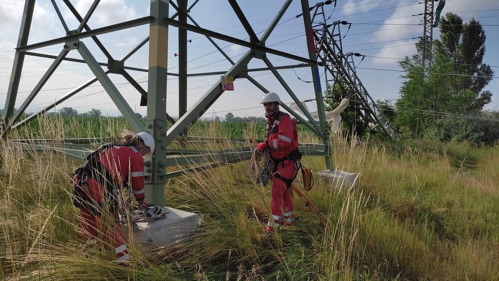 Tady se tornádo zastavilo! Zhruba dva kilometry za Hodonínem směrem na Rohatec. Z lesíku, který tu býval, zbyly jen oholené pahýly. Stožáry vysokého napětí jsou vyvrácené, na drátech jsou namotané plechy, které letěly nejméně dva kilometry...