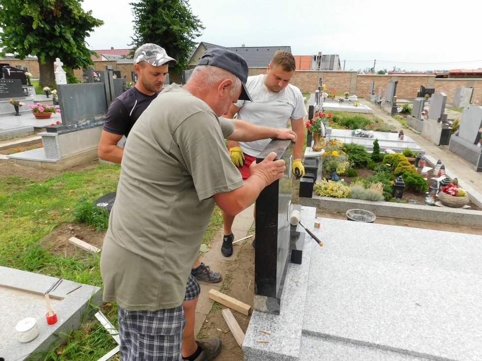 Letos v létě by měly opravy poškozených náhrobků a hrobů v Mikulčicích, Moravské Nové Vsi a Hruškách skončit.