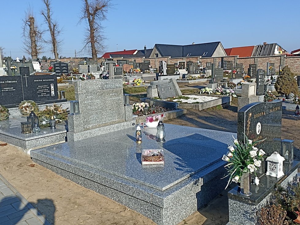 Drtivá většina náhrobků poškozená na mikulčickém hřbitově tornádem je už opravená.