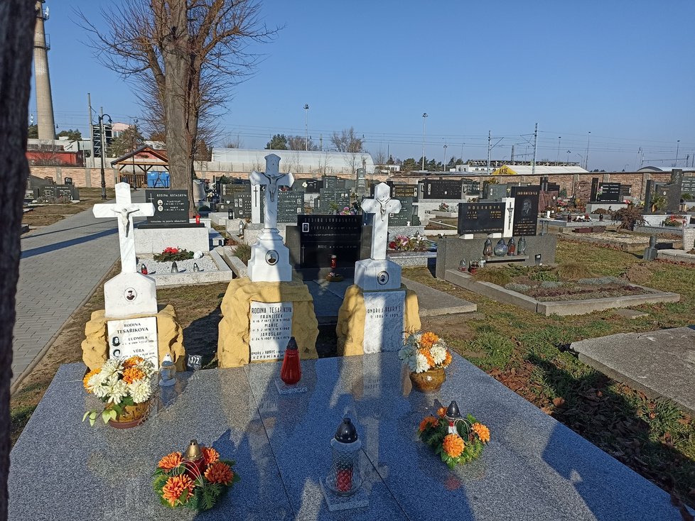 Drtivá většina náhrobků poškozená na mikulčickém hřbitově tornádem je už opravená.