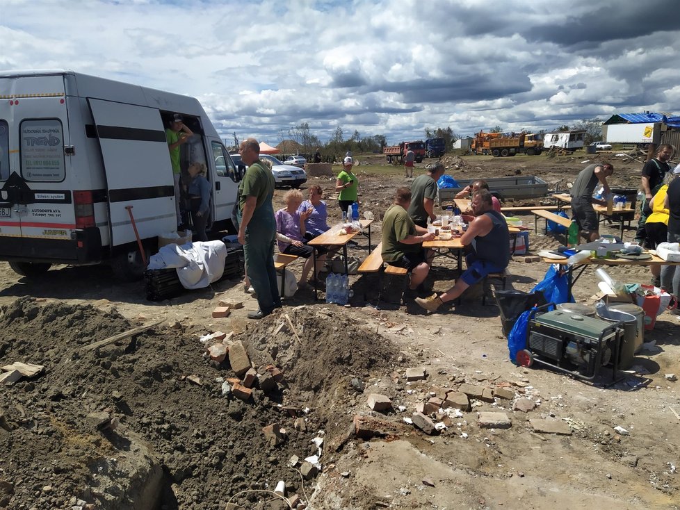 Cateringová firma vaří a vydává jídlo brigádníkům přímo uprostřed zpustošených ruin Hrušek (3. 7. 2021)