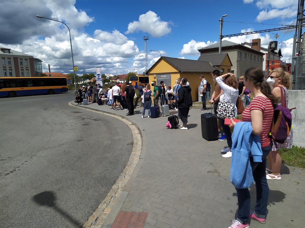 Dobrovolníky přijíždějící na pomoc obcím zpustošeným tornádem svážejí do vesnic autobusy. Jedno ze shromaždišť je nádraží v Břeclavi (3. 7. 2021)