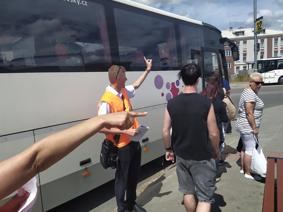 Dobrovolníky přijíždějící na pomoc obcím zpustošeným tornádem svážejí do vesnic autobusy. Jedno ze shromaždišť je nádraží v Břeclavi (3. 7. 2021)