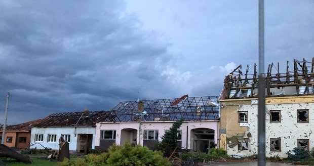 Tornádo v Hruškách zničilo třetinu domů. Lidé mají za sebou noc hrůzy a domů nesmí bez statika