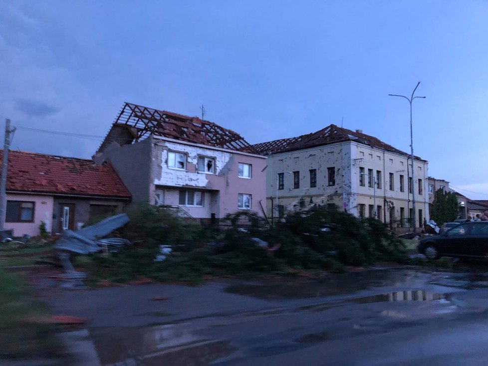 Jihomoravský hejtman Jan Grolich sdílel fotografie tornádem zničených obcí