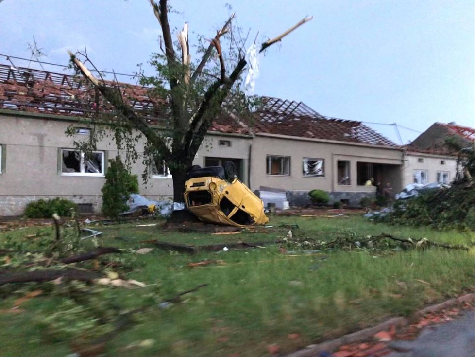 Jihomoravský hejtman Jan Grolich sdílel fotografie tornádem zničených obcí.