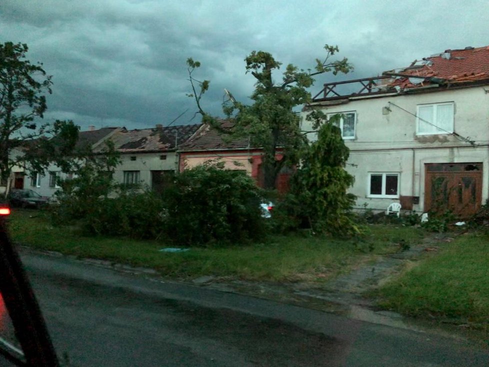 Jihomoravský hejtman Jan Grolich sdílel fotografie tornádem zničených obcí