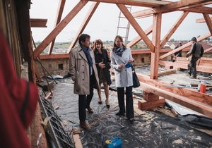 Rektor MUNI Martin Bareš v doprovodu starostky a ředitelky školy si prohlíží práce na střeše budovy.