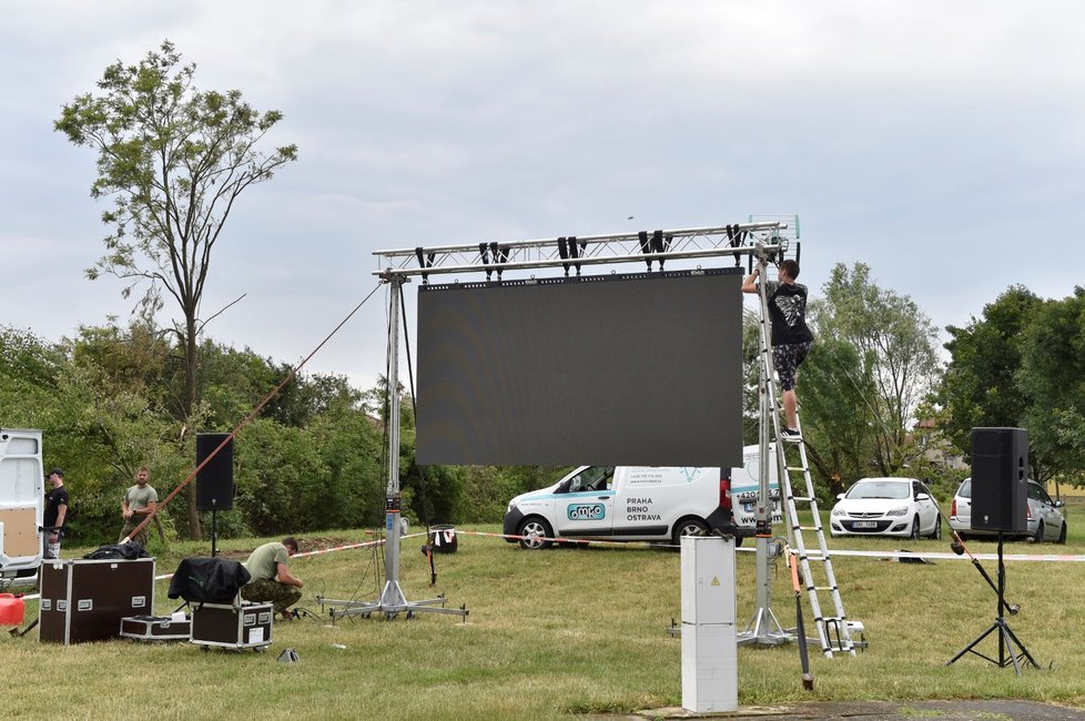Technici v Hruškách na Břeclavsku staví obří obrazovku, na které budou moci lidé sledovat večerní čtvrtfinálové utkání fotbalového mistrovství Evropy Česká republika
