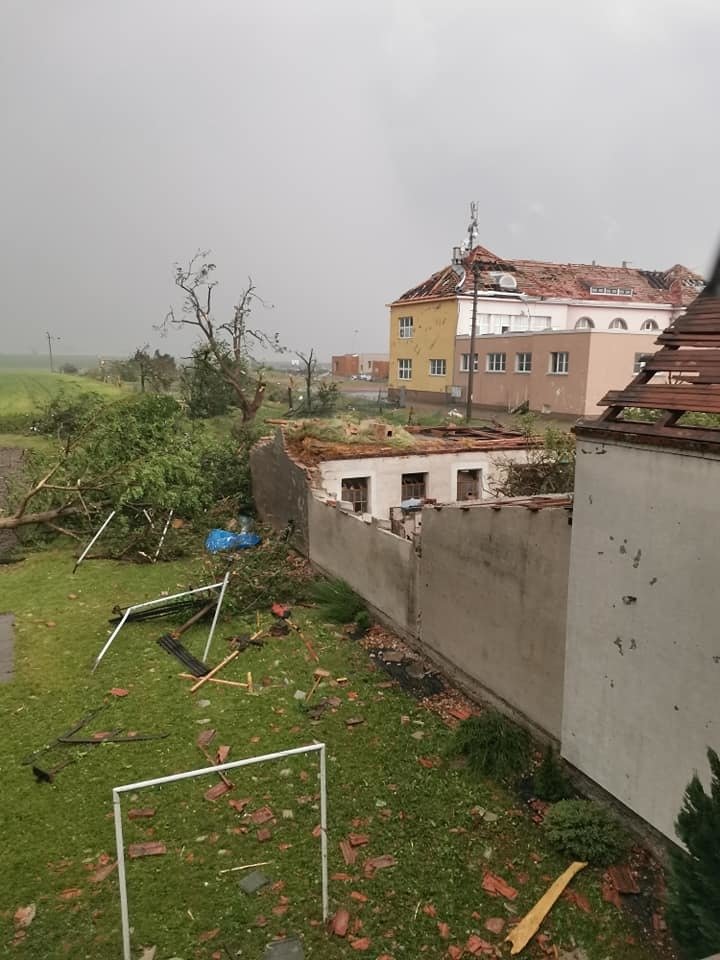 Totální zkáza. Tornádo na jižní Moravě ničilo stromy, trhalo střechy, bortilo domy. (24.6.2021)