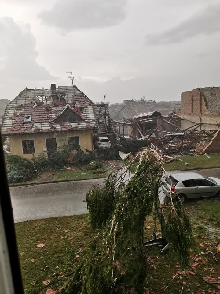 Totální zkáza. Tornádo na jižní Moravě ničilo stromy, trhalo střechy, bortilo domy. (24.6.2021)