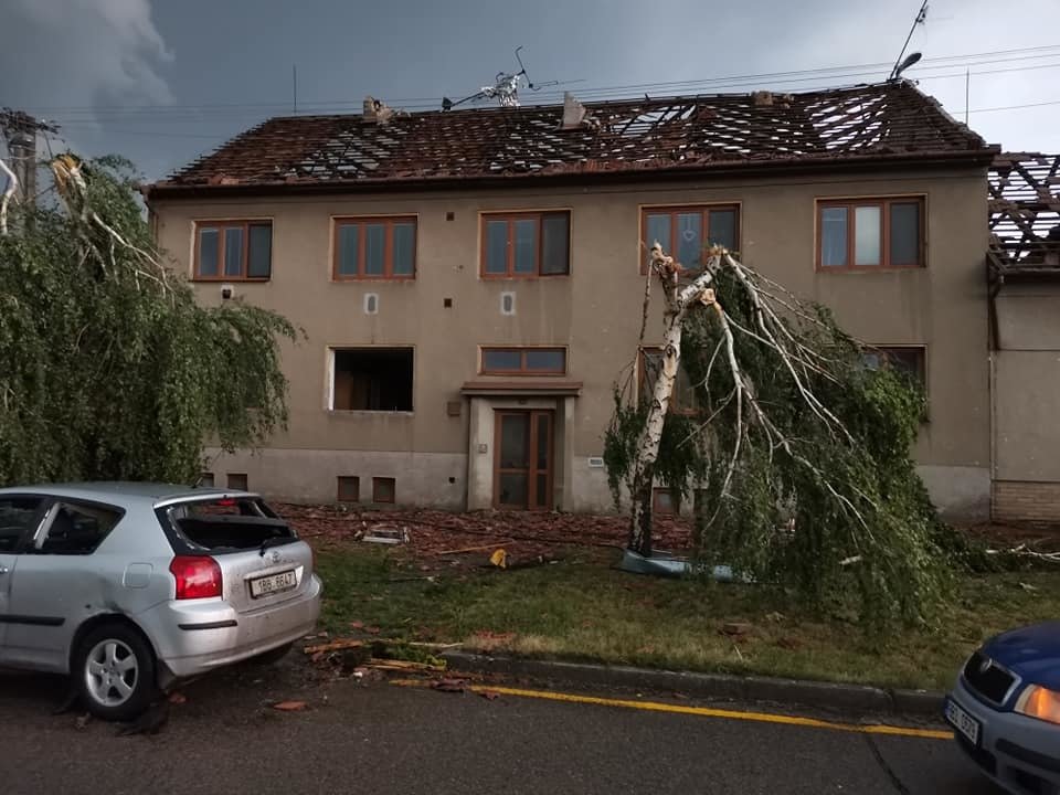 Totální zkáza. Tornádo na jižní Moravě ničilo stromy, trhalo střechy, bortilo domy. (24.6.2021)