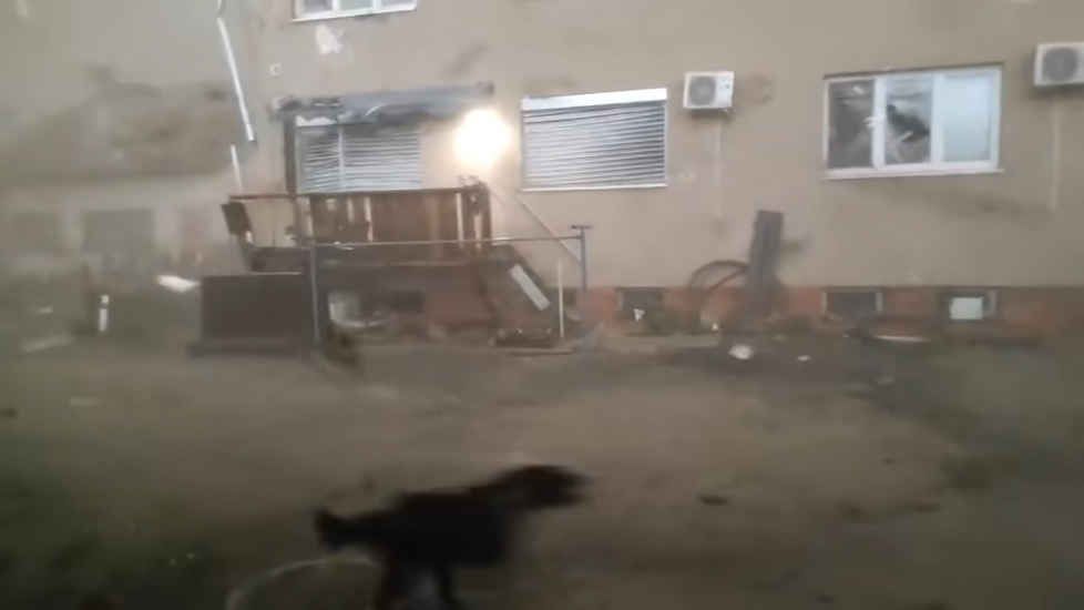 Pes se v Moravské Nové Vsi snažil schovat před tornádem.