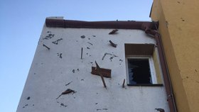 Stopy tornáda jsou vidět v Moravské Nové Vsi zabodané také ve stěně místní školky