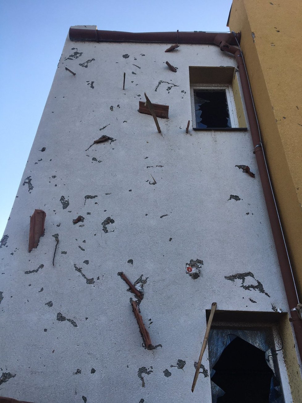 Stopy tornáda jsou vidět v Moravské Nové Vsi zabodané také ve stěně místní školky