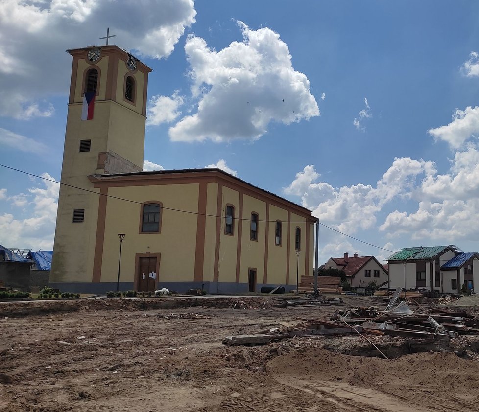 Kostel v Moravské Nové Vsi po ničivém tornádu.