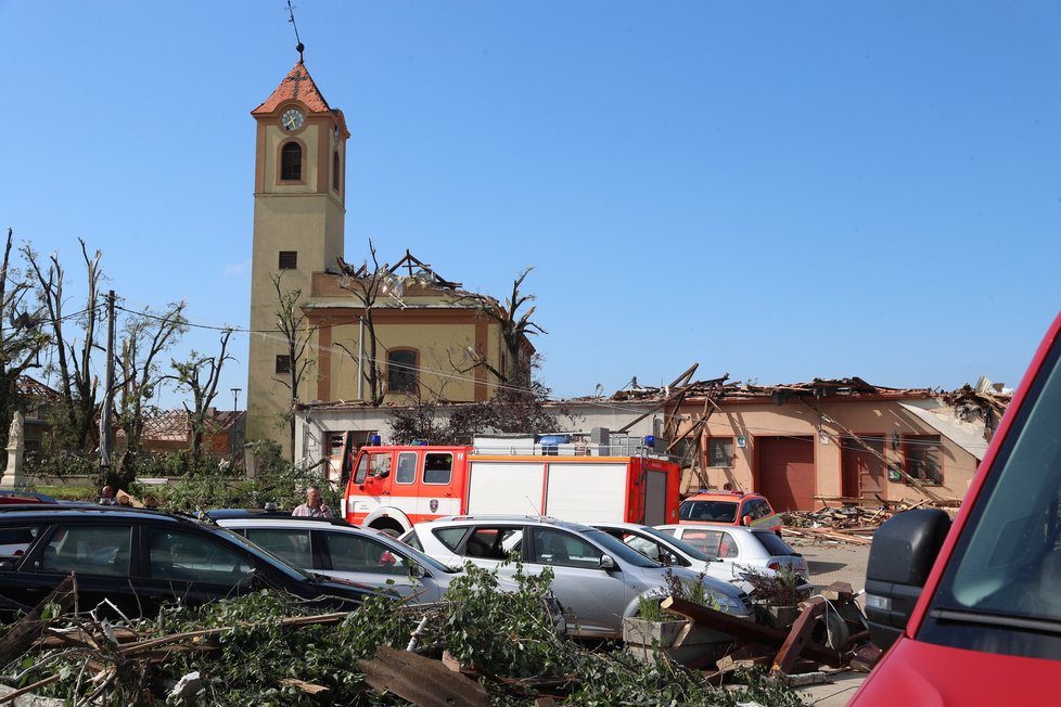 Kostel v Moravské Nové Vsi po ničivém tornádu.