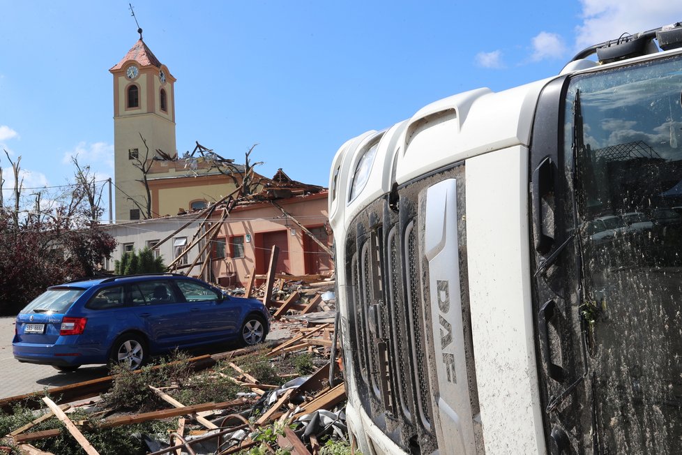 Kostel v Moravské Nové Vsi po ničivém tornádu