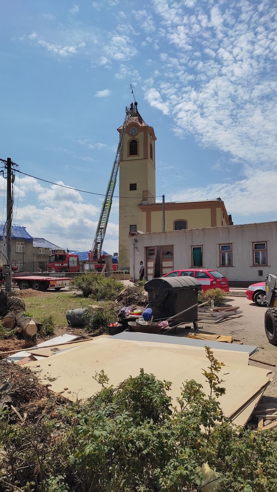 Kostel v Moravské Nové Vsi po ničivém tornádu