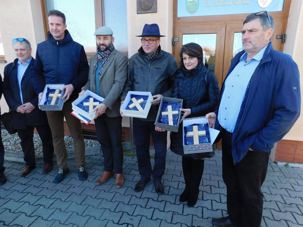 Je to memento, řekl hejtman Jan Grolich (KDU-ČSL) při předání křížů starostům pěti obcí. Ty jsou vyrobené z trámů poničeného krovu kostela v Moravské Nové Vsi.