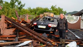 Tornádo zničilo Jiřímu Vodičkovi v Krnově nové auto. Ostatním sousedům vítr odnesl střechy domů.