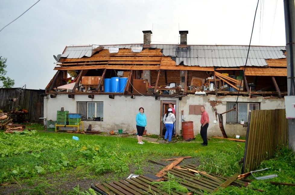 Tornádo v Krnově zničilo desítky domů. Střechou navíc do domů natekly tisíce litrů vody v následující průtrži mračen.