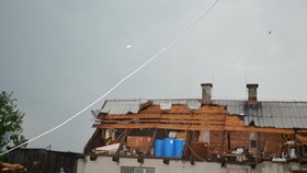 Krnovem se přehnalo obří tornádo. Škody na domech zejména v místní části Kostelec jdou do desítek milionů korun.