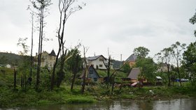 Tornádo ničilo domy podél koryta řeky