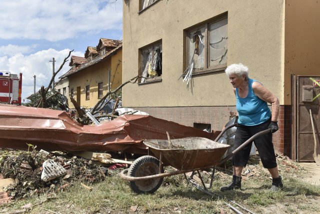 Bohumila Kučerová (87) odklízí hned po tornádu trosky svého domu, bohužel nešel zachránit. Musel se zbourat.